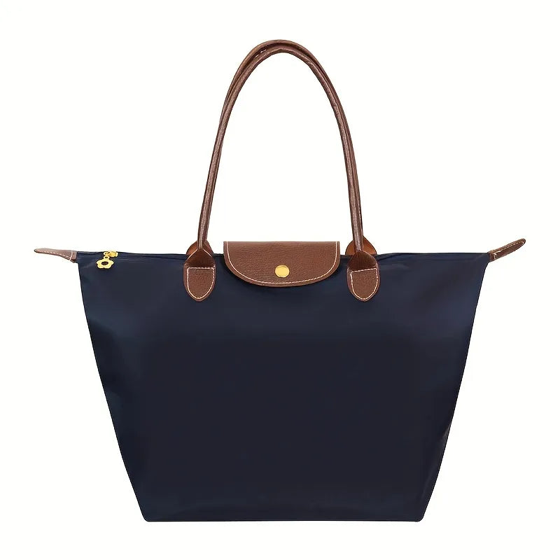 Elegant women's luxury shoulder purse, a versatile everyday handbag for stylish fashion. Organized design.