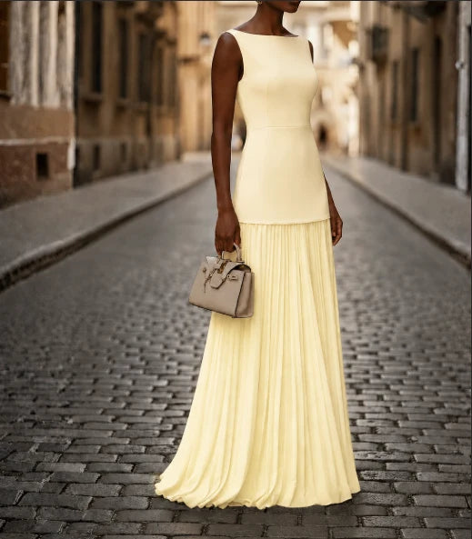 Flowy women's maxi party dress, sleeveless with a boat neck and elegant pleats, ideal for summer evenings.