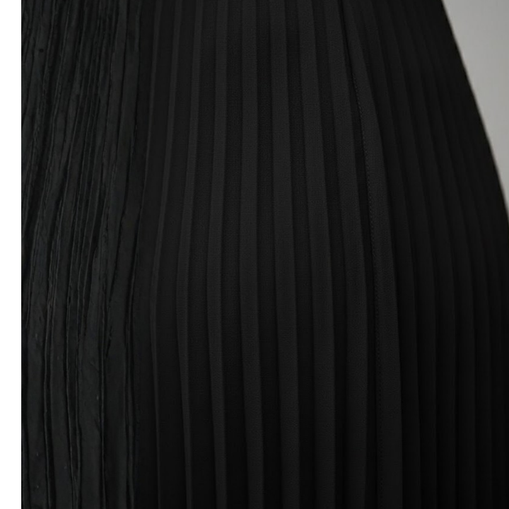 Formal women's evening gown: a sleeveless pleated maxi dress with a sophisticated boat neck. Perfect for events.