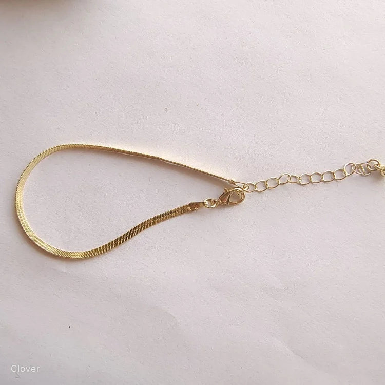 Elegant women's snake chain anklet, a delicate foot accessory in gold or silver for stylish wear.
