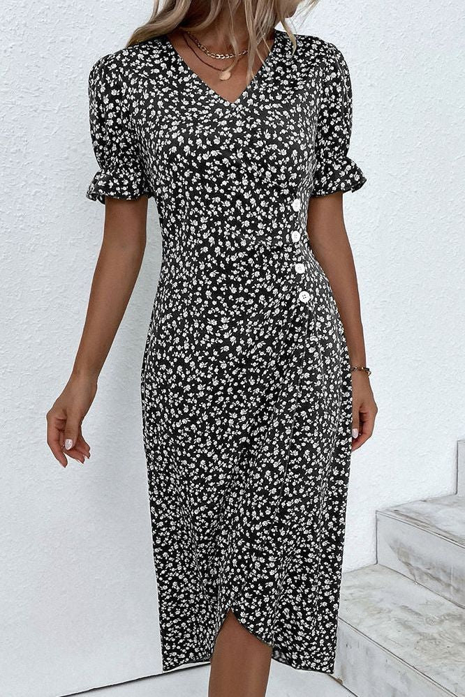 Detail of the waist and soft pleats on an elegant women's midi dress, ensuring a comfortable fit.