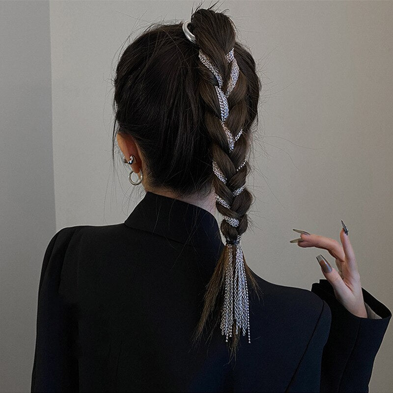 Fashionable metal tassel hair clip for women, sparkling with elegant design. A chic and versatile hair accessory for all occasions.