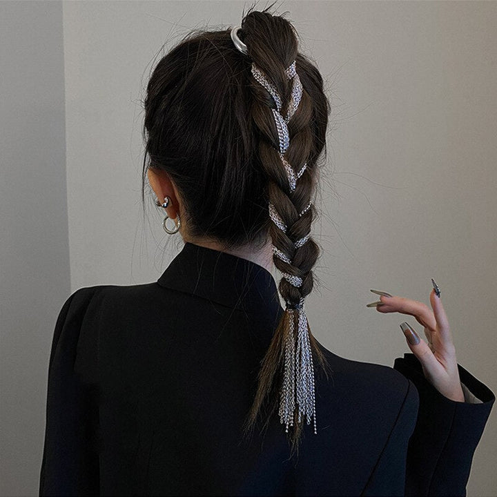 Fashionable metal tassel hair clip for women, sparkling with elegant design. A chic and versatile hair accessory for all occasions.