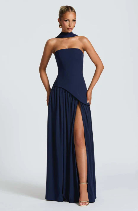 Beautiful long strapless formal dress for women. A flowing maxi gown with an elegant design, ideal for evening wear.
