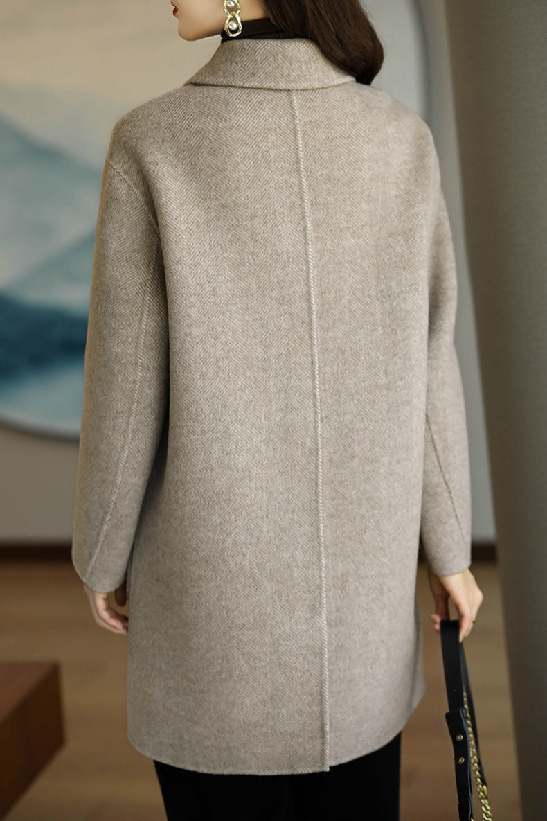 Stylish women's elegant long coat with a structured fit, a must-have for sophisticated fall fashion.