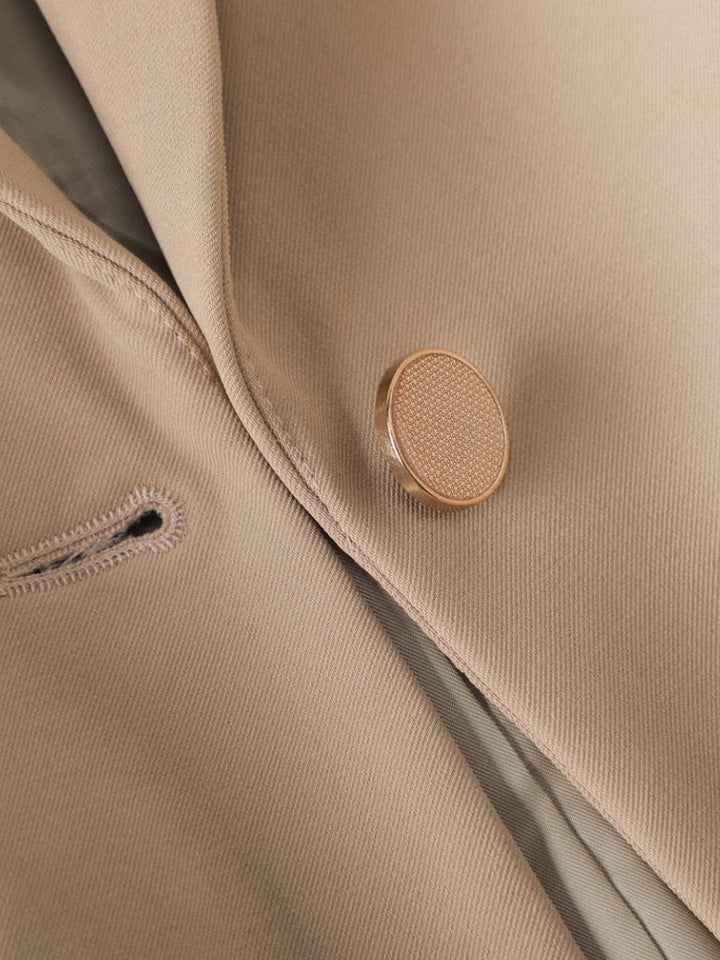 Modern women's tailored blazer. Structured, elegant work jacket, also suitable for chic casual everyday wear. Single button.