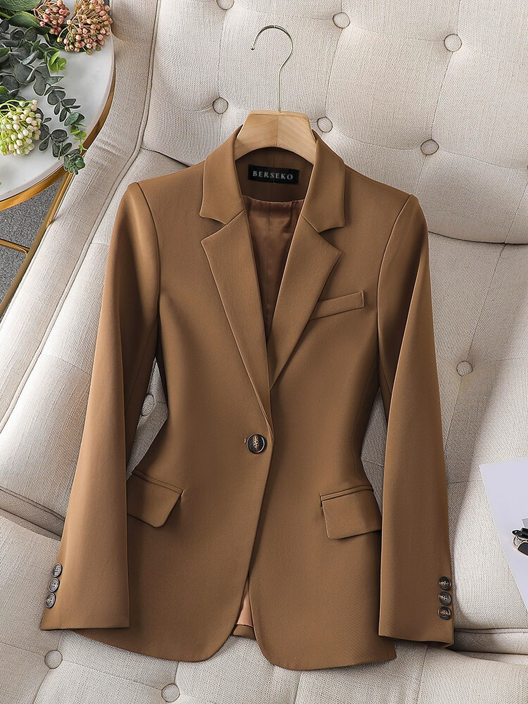 Stylish Carmen women's blazer. Versatile for spring fashion or autumn outfits. Elegant & professional.