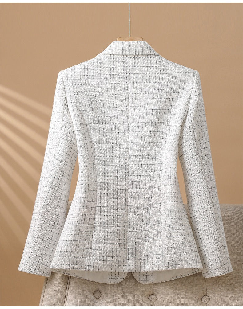 Sophisticated women's elegant blazer with tailored fit & pearl buttons, adding class to any formal outfit.