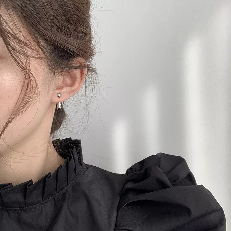 High-quality women's teardrop stud earrings, an elegant and classic gold-plated jewelry accessory. Perfect gift.
