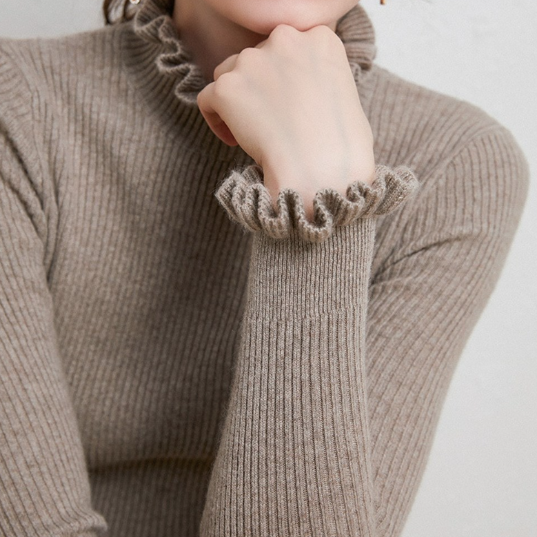Elegant women's turtleneck jumper in a luxurious, cozy knit for stylish winter and fall comfort.
