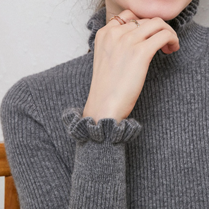 Elegant & cozy women's turtleneck jumper. Stylish long-sleeve sweater for comfortable everyday wear.