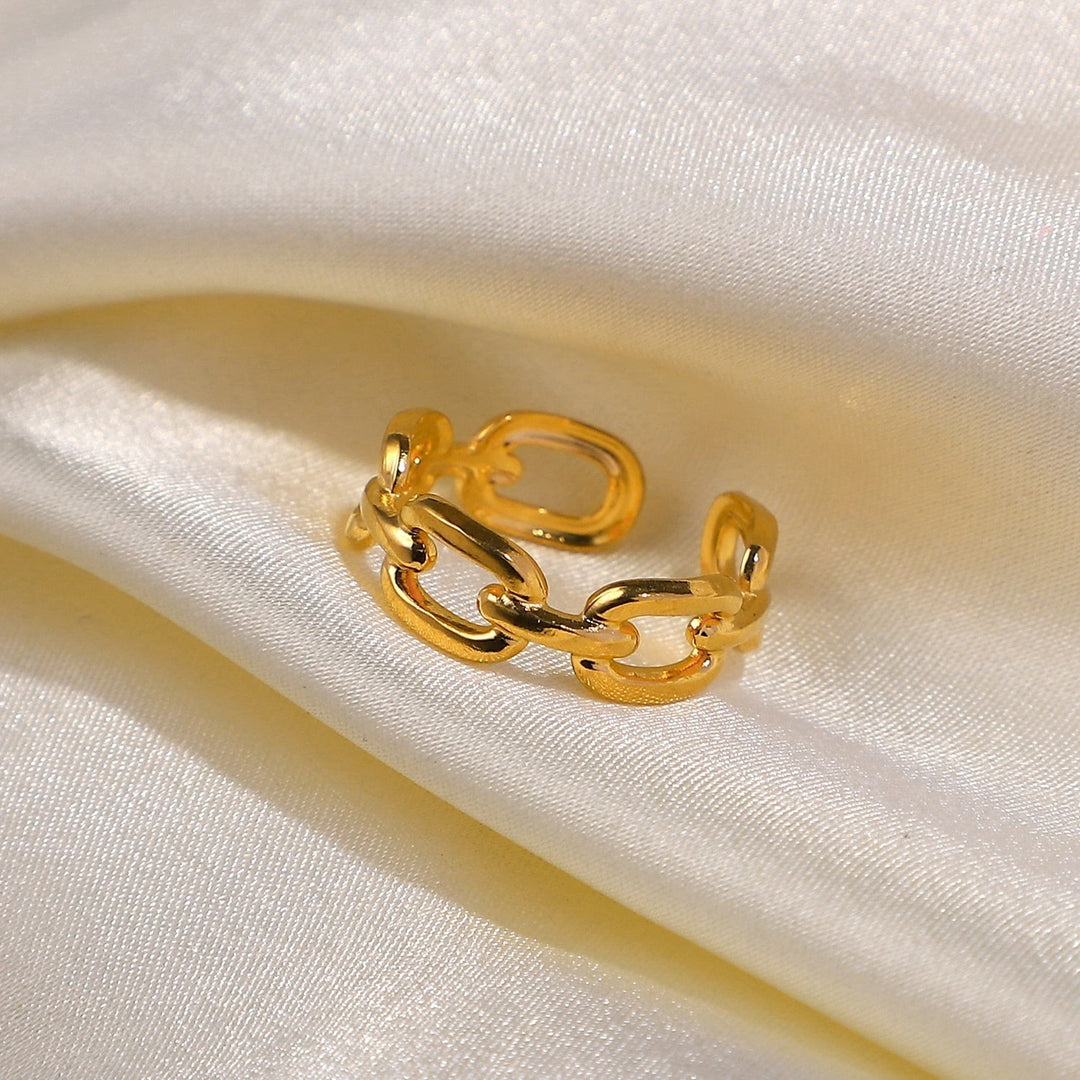 Elegant women's twisted link open ring, perfect for fashion-forward jewelry lovers.