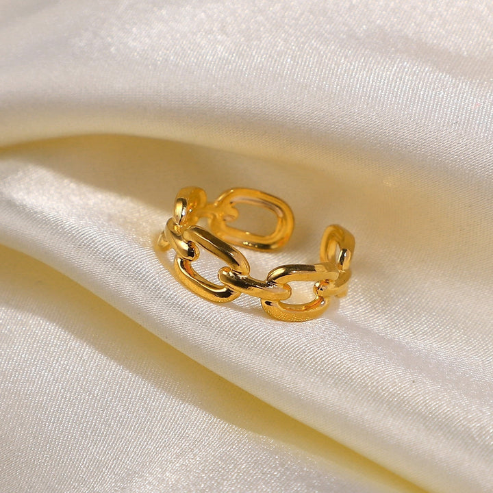 Elegant women's twisted link open ring, perfect for fashion-forward jewelry lovers.