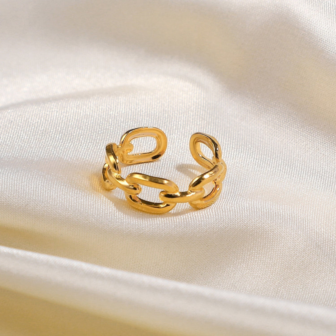 Chic open link ring for women with a contemporary twisted design, ideal for any outfit.