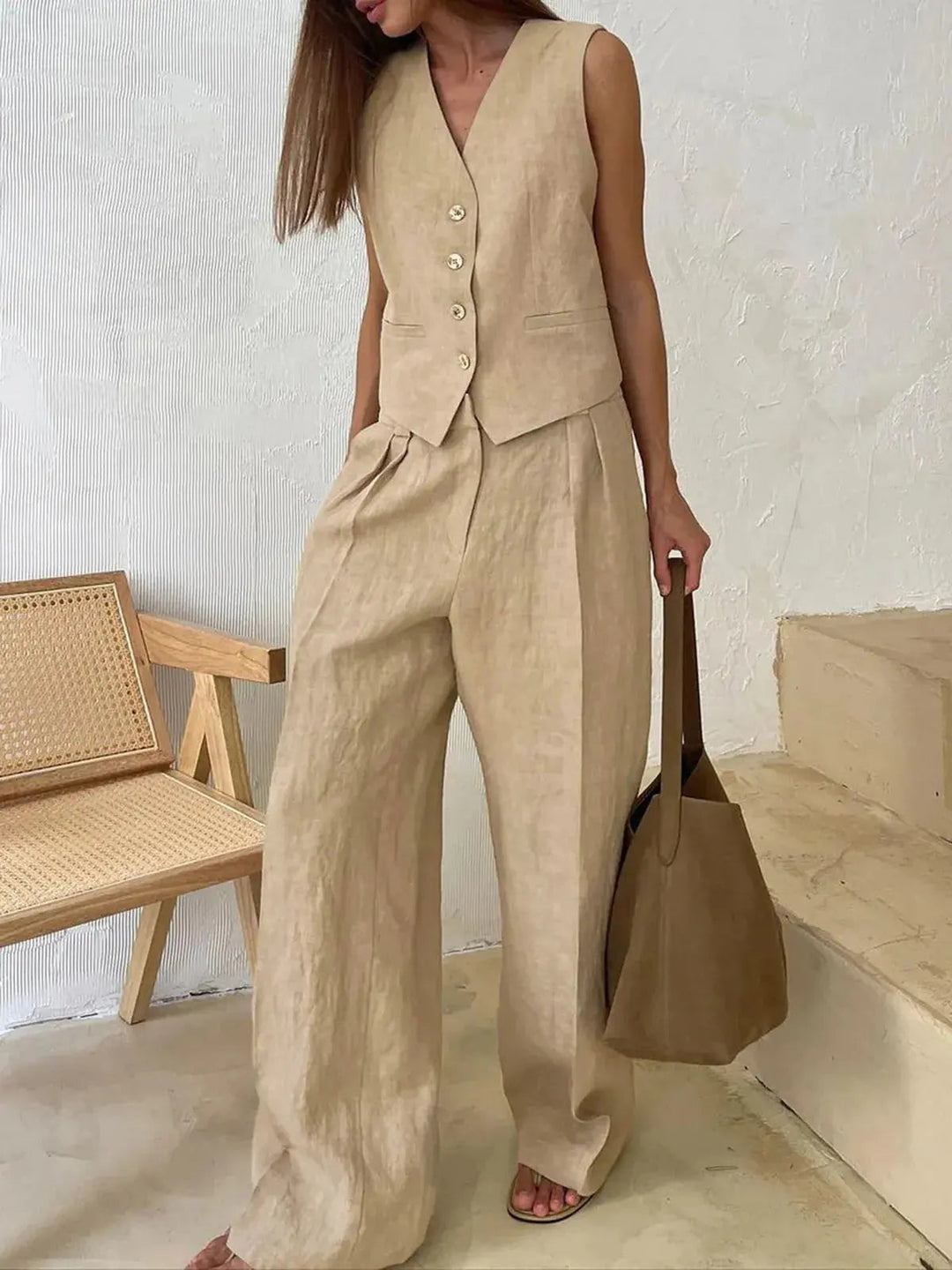 Relaxed fit wide-leg trousers for women, included in an elegant two-piece set, perfect for spring fashion.
