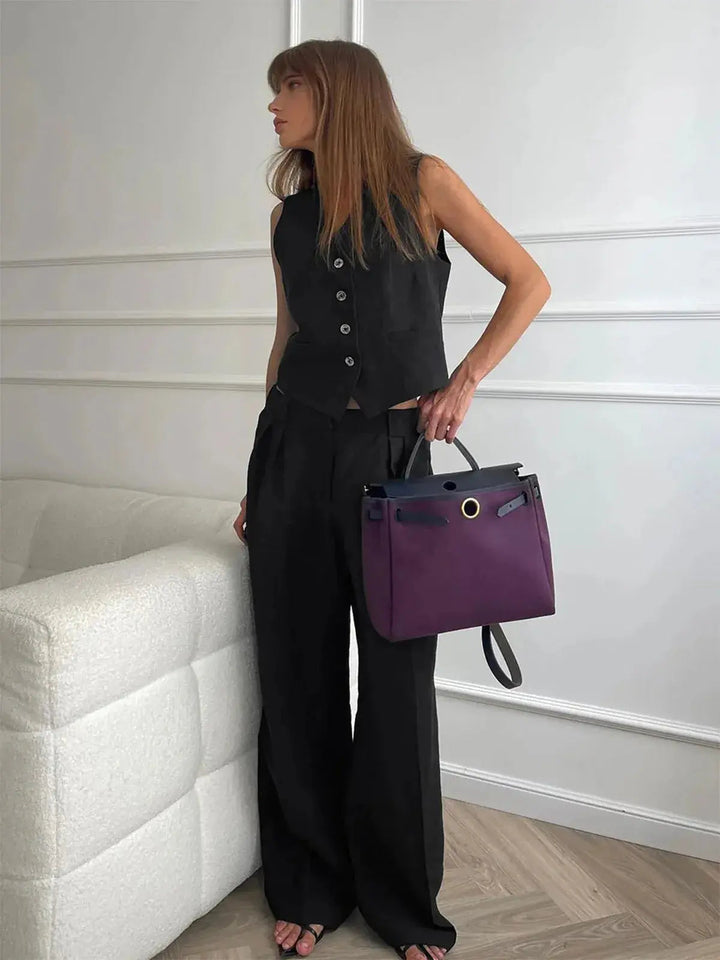 Chic & relaxed women's two-piece set: a tailored waistcoat paired with comfortable wide-leg trousers.