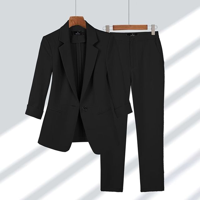 Elegant women's two-piece suit: a stylish blazer and matching trousers for a sophisticated look.
