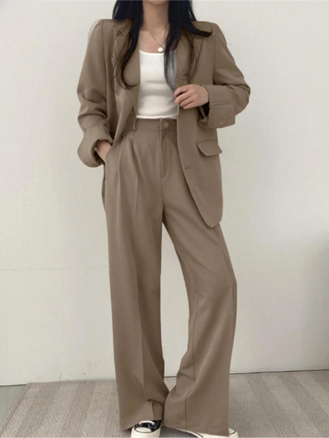 Chic women's suit set. Elegant two-piece for sophisticated office wear, events & daily fashion.