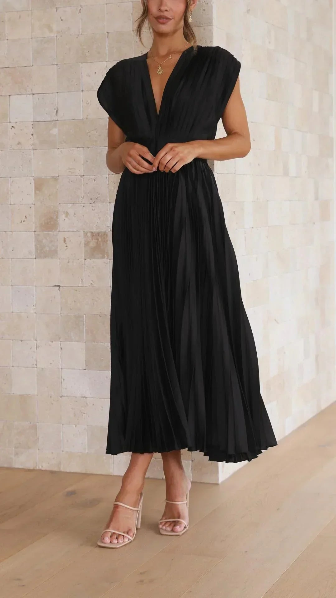 Chic adjustable tie back detail on this elegant women's V-neck midi dress, perfect for summer fashion.