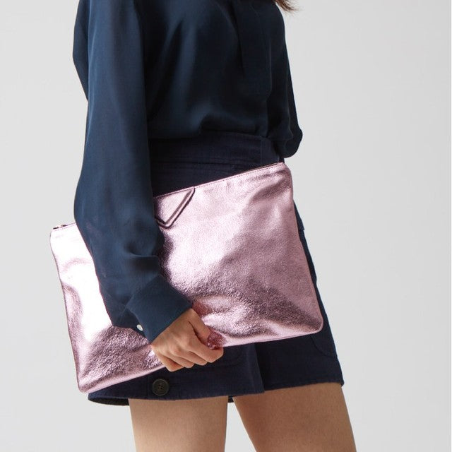 Elegant women's vegan leather shoulder purse. Chic, versatile, and ethically made, a fashionable accessory.