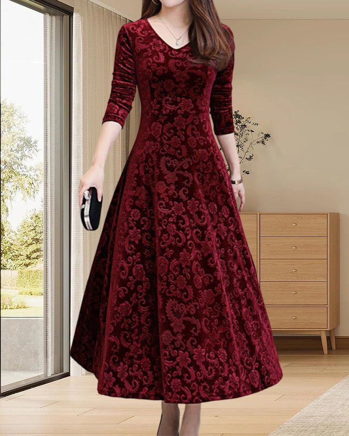 Autumn/winter elegant velvet midi dress with long sleeves, offering a luxurious and chic fashion statement.