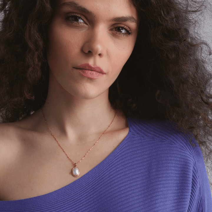 Luxurious gold chain with lustrous pearls. Vintage style women's necklace, elegant & timeless jewelry.