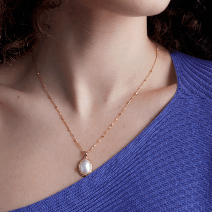 Close-up of a delicate vintage gold pearl necklace. Classic women's elegant jewelry for a timeless look.