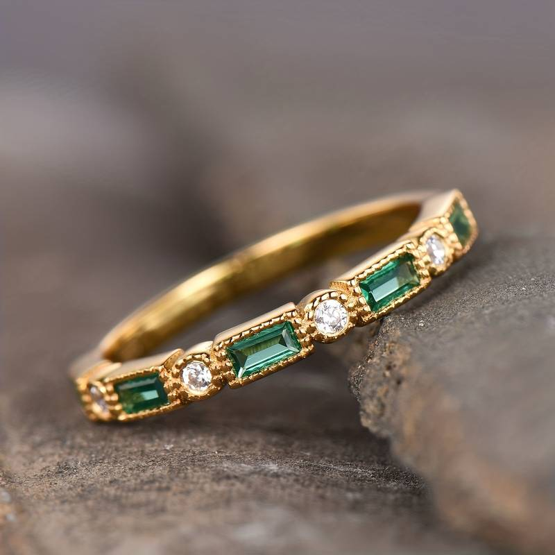Elegant women's vintage gold ring featuring a sparkling deep green zirconia gemstone, a perfect statement jewelry piece.