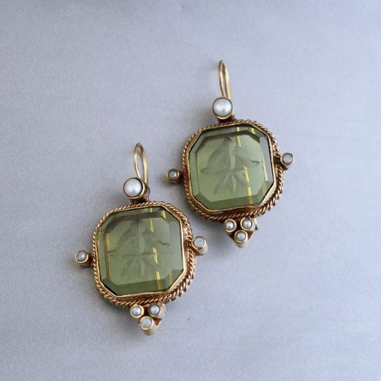 Elegant women's vintage green pearl drop earrings, perfect for special occasions or everyday wear. Handcrafted jewelry.
