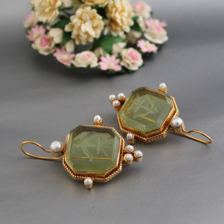 Handcrafted women's vintage green pearl earrings. Elegant drop design, ideal for women's jewelry and special events.