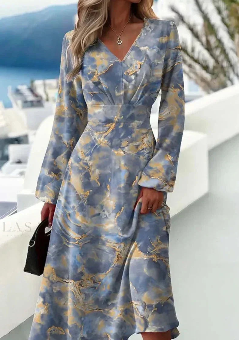 Retro-style women's grey formal dress. Featuring a timeless sweetheart neckline, ideal for elegant events.