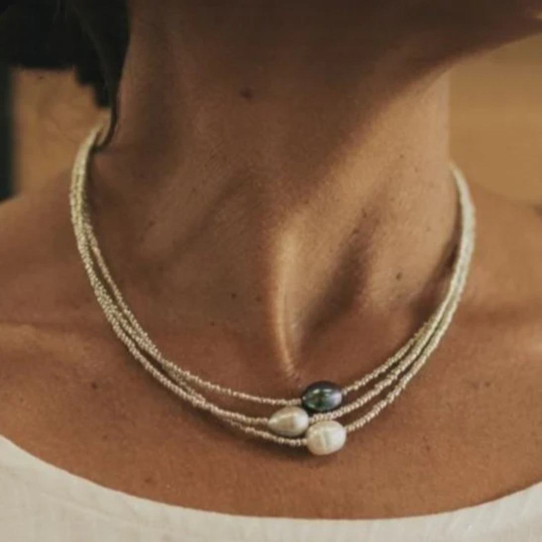 Elegant women's vintage natural pearl necklace, classic handmade jewelry for a sophisticated look.