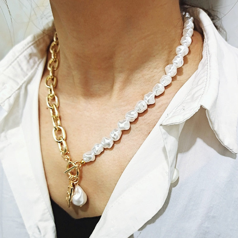 Women's vintage pearl choker necklace, statement jewelry for an elegant and sophisticated look.