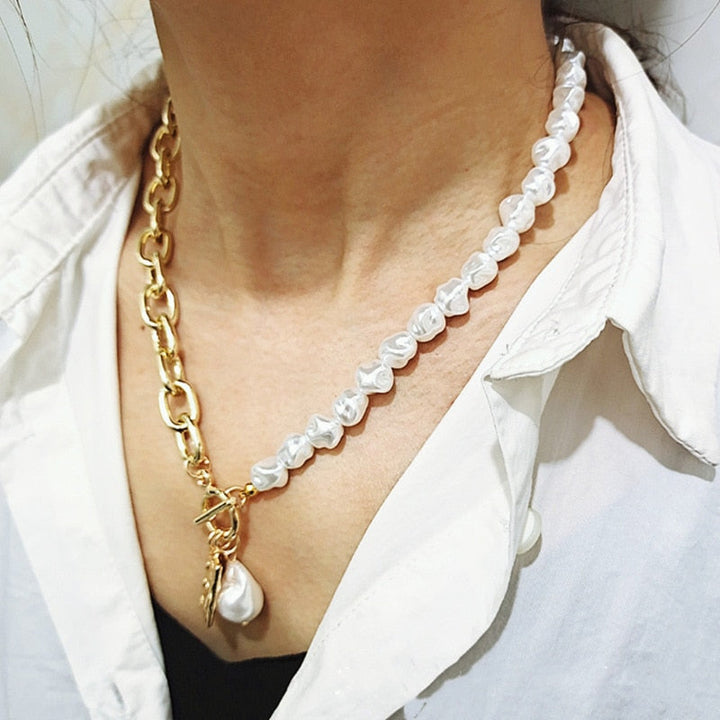 Women's vintage pearl choker necklace, statement jewelry for an elegant and sophisticated look.