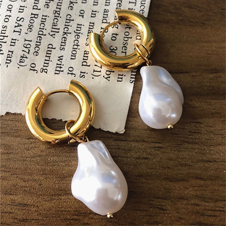 Elegant women's vintage pearl drop earrings with retro chic design, perfect for sophisticated style.