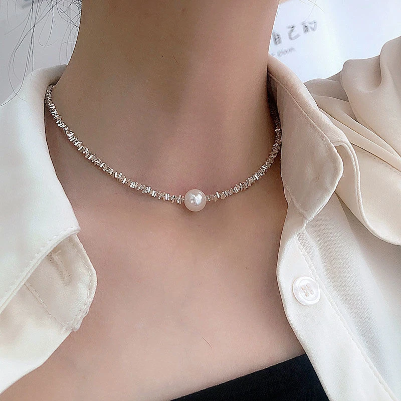 Elegant women's vintage pearl necklace featuring natural pearls, a timeless and classic jewelry accessory. Perfect gift for her.