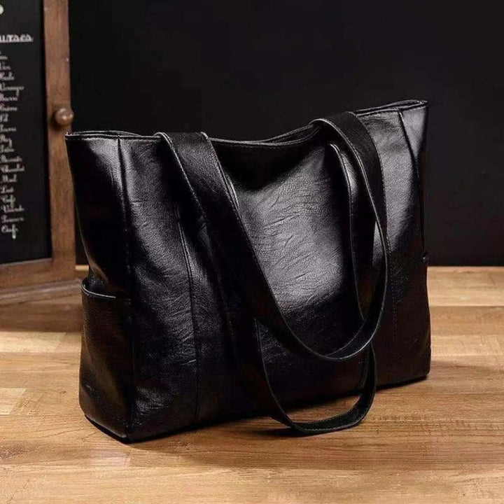 Classic brown vintage shoulder bag for women, timeless design, ideal for versatile everyday use.