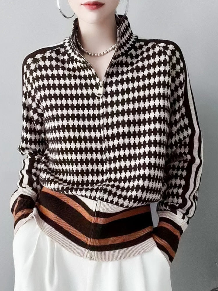 Elegant women's warm pullover sweater. Chic long-sleeve top perfect for fall and winter outfits, offering cozy comfort.