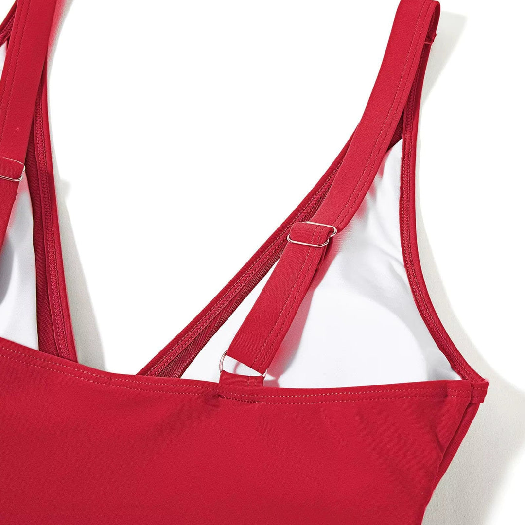 Stylish women's Leona swimsuit with adjustable straps, ideal for summer and beach.