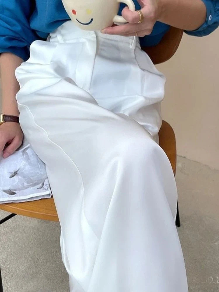 Loose-fit women's wide-leg high-waist pants, comfortable & flowy, perfect for casual outfits.