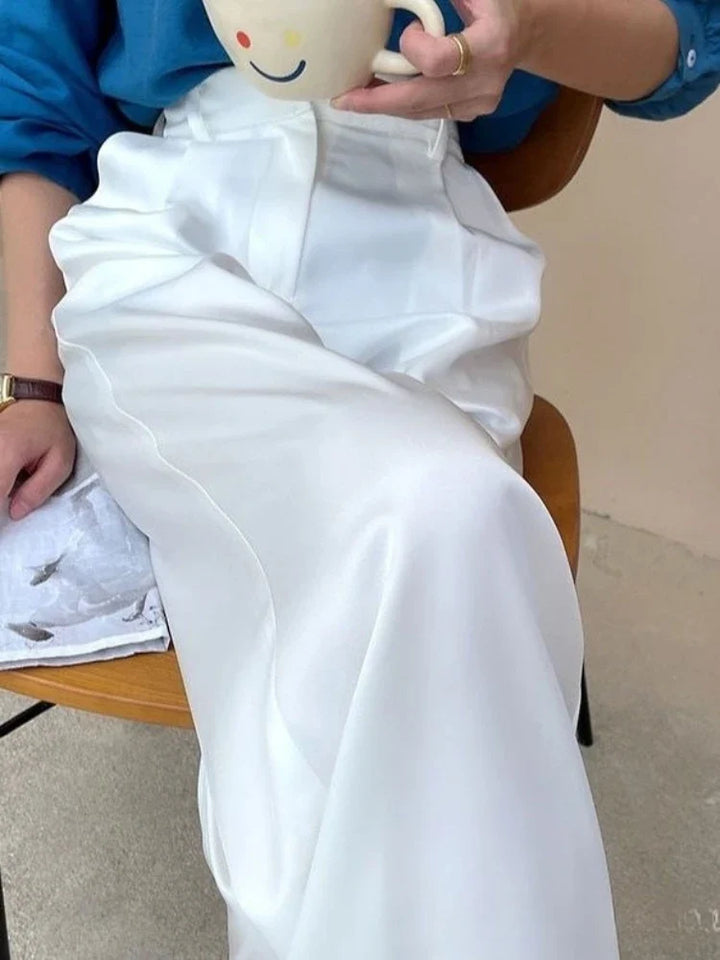 Loose-fit women's wide-leg high-waist pants, comfortable & flowy, perfect for casual outfits.