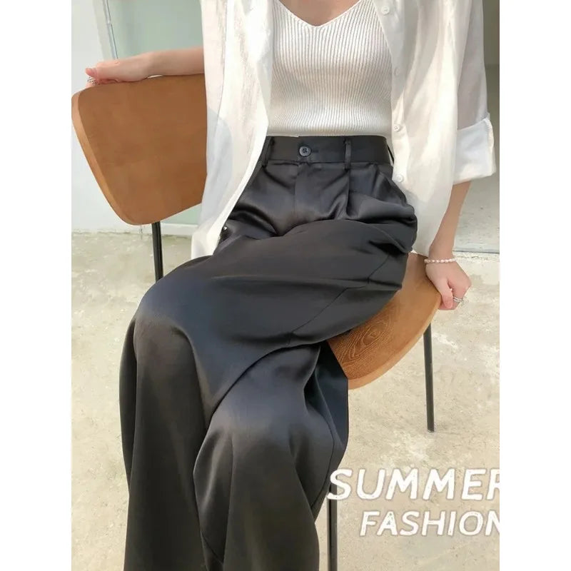 Relaxed fit women's wide-leg high-waist pants, comfortable & stylish for everyday wear.