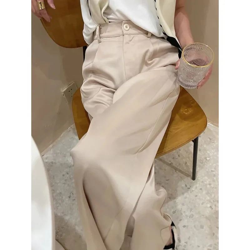 Women's casual wide-leg high-waist pants in a comfortable, loose fit. Spring fashion essential.