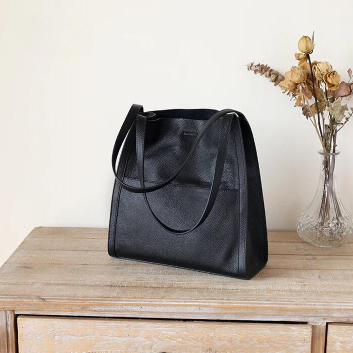 Aria genuine leather women's shoulder bag, featuring a timeless design.