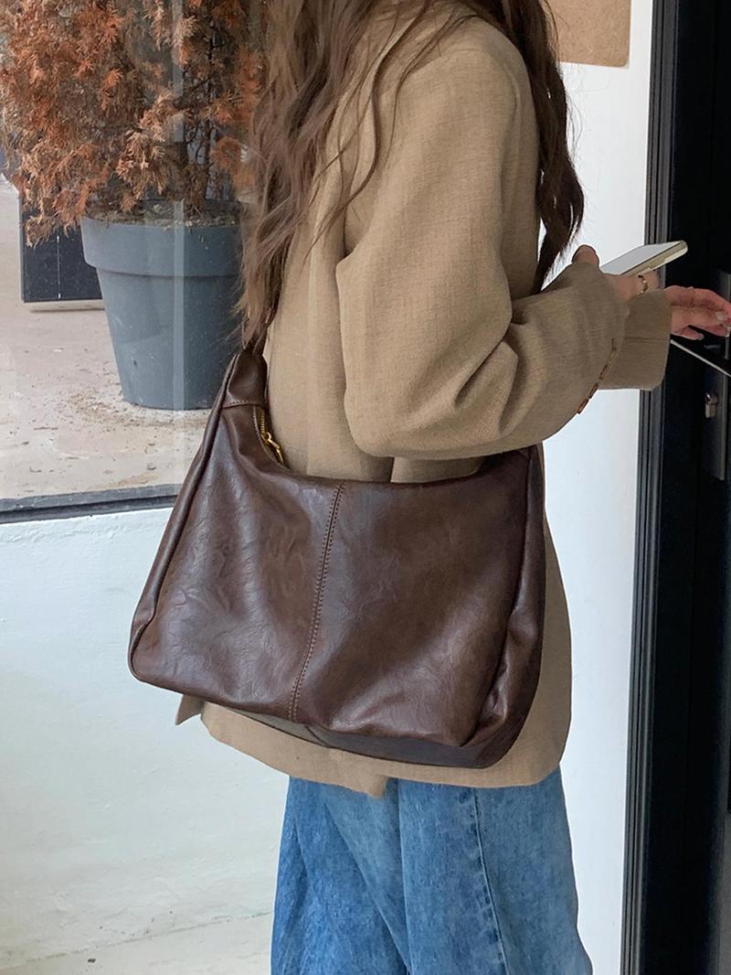 Stylish everyday women's leather handbag, classic design for versatile shoulder wear.