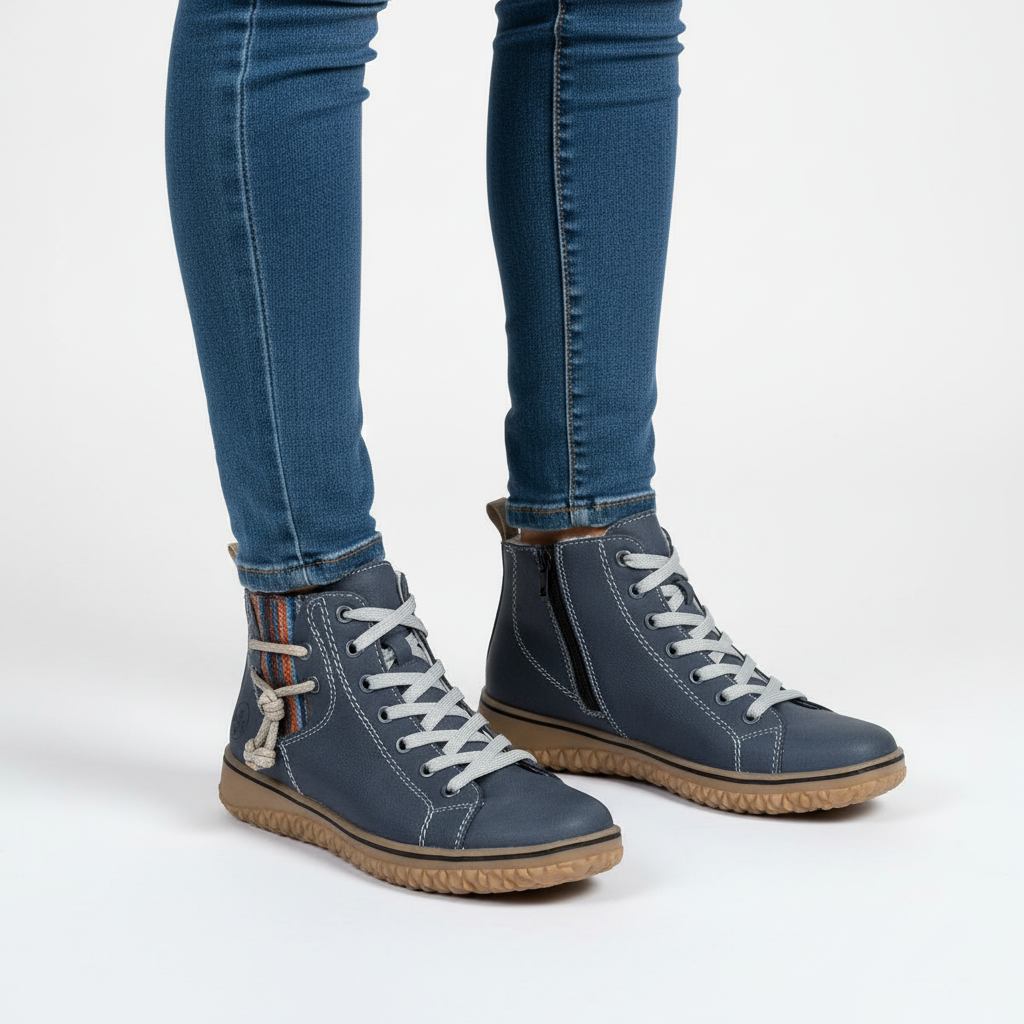 Close-up of Gina women's black insulated ankle boots, slip-resistant sole, ideal for winter