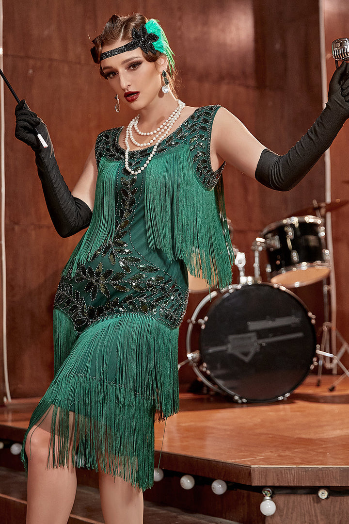 Glamorous women's swing dress, 1920s Charleston fashion with sparkling sequins and elegant pearls.