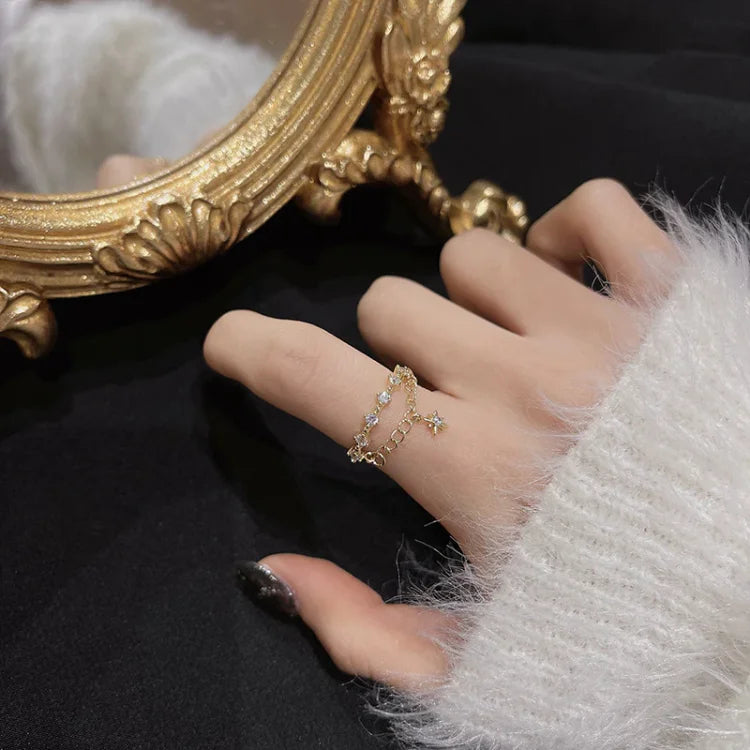 Golden hexagram chain ring for women. Elegant and modern jewelry accessory.