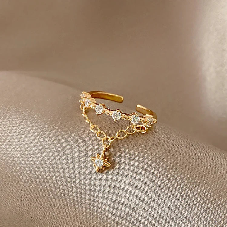 Timeless women's gold hexagram chain ring, a modern and elegant jewelry piece.