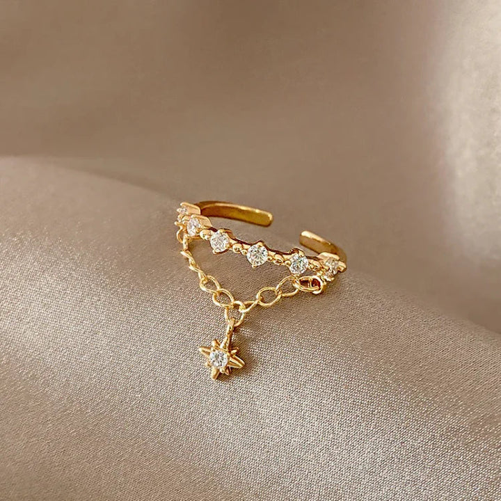 Timeless women's gold hexagram chain ring, a modern and elegant jewelry piece.